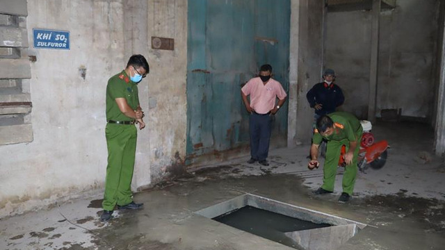 Lực lượng công an kiểm tra khu vực hầm chứa nước thải trong khuôn viên công ty. Ảnh: CA Đồng Nai