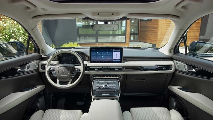 Bảng điều khiển xe Lincoln Nautilus 2021 được trang hoàng hoàn toàn mới với bảng táp-lô phong cách như dòng xe Navigator đồng thương hiệu. Ảnh Lincoln