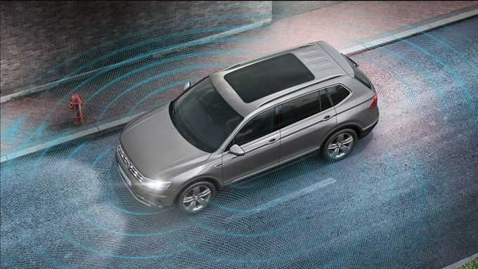 Tiguan Allspace tích hợp hệ thống hỗ trợ đỗ xe Park Assist và có thể quan sát xung quanh xe với camera 360 hiển thị dạng 3D độ phân giải cao. Ảnh VW