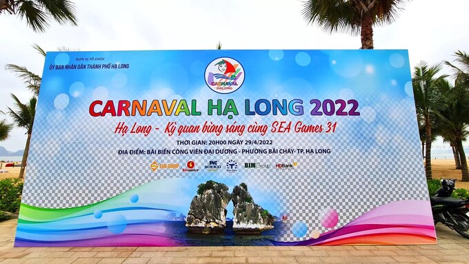 Tại khu vực bãi biển Bãi Cháy và các tuyến đường lớn ở TP Hạ Long, Quảng Ninh được đặt nhiều tấm biển quảng cáo cho Carnaval Hạ Long 2022 bị lỗi. Ảnh Internet