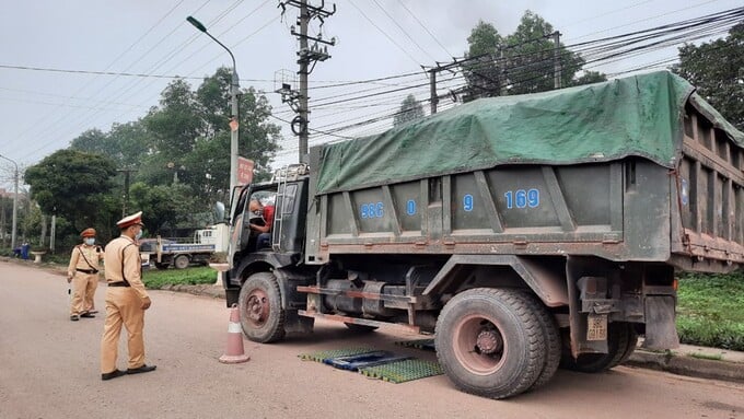 Cảnh sát giao thông Công an huyện Yên Thế kiểm tra tải trọng phương tiện hoạt động trên địa bàn.