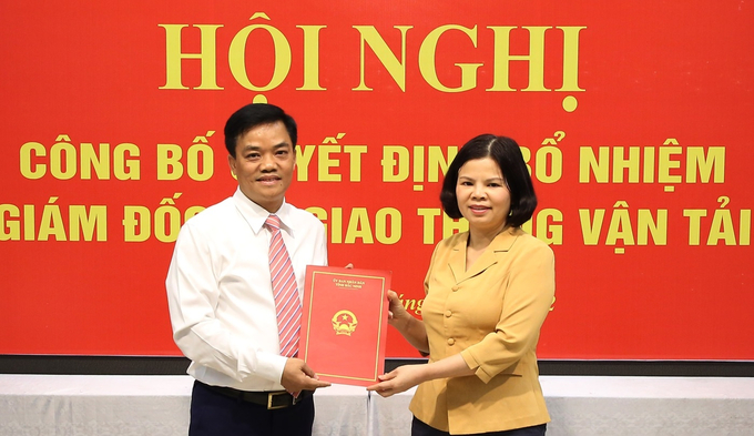 Chủ tịch UBND tỉnh Bắc Ninh Nguyễn Hương Giang trao quyết định bổ nhiệm cho đồng chí Nguyễn Minh Hiếu