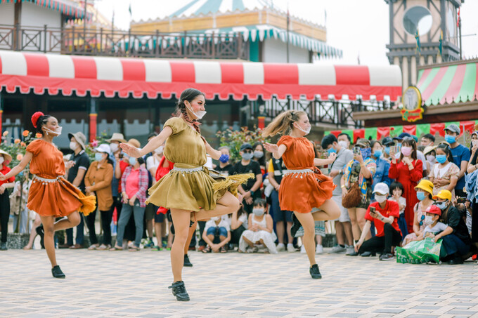 Các vũ công biểu diễn tại xứ sở hội hè ở Beer Plaza. Ảnh Ngô Hương