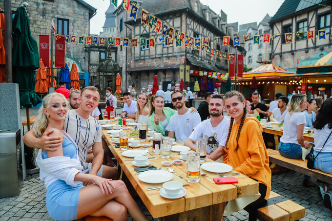 Lễ hội B'estival Ẩm thực và Bia tại Beer Plaza, Sun World Ba Na Hills có sự tham gia của vô số những du khách trong nước và quốc tế. Ảnh Ngô Hương