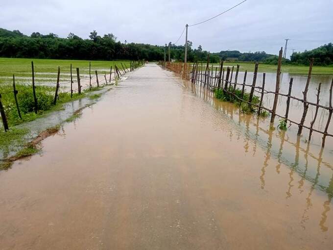 Đường giao thông xã Điền Mỹ, huyện Hương Khê bị ngập cục bộ do mưa lớn trong nhiều giờ (tháng 04/2021).