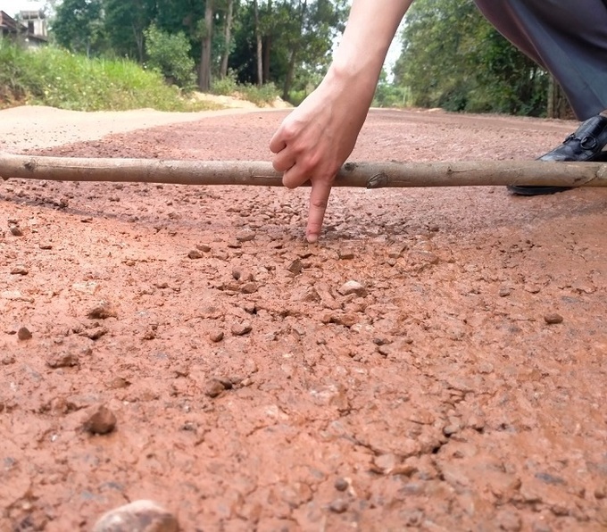 Có đoạn lún sâu tạo độ chênh cao so với nền đường,