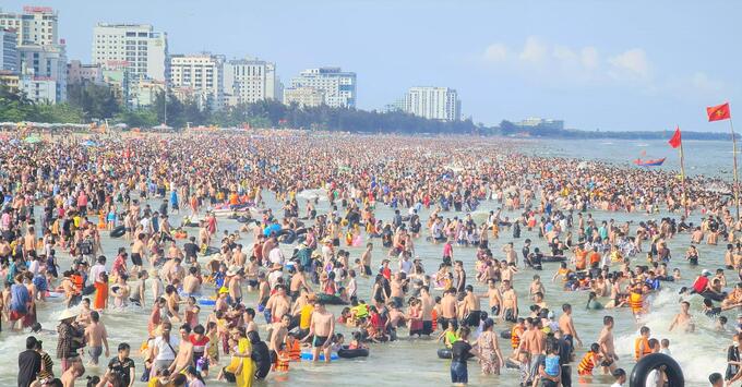 Hàng vạn du khách đổ về Sầm Sơn tắm biển trong ngày đầu nghỉ lễ