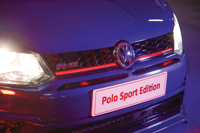 Thiết kế ngoại thất mặt trước Polo Sport Edition với đèn sương mù hình thoi, lưới tản nhiệt tổ ong, biểu tượng R400, và logo VW. Ảnh Volkswagen