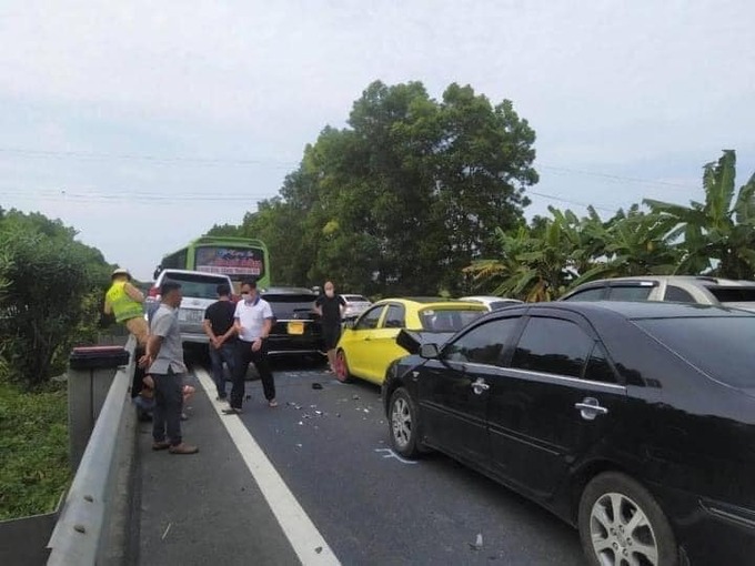 Một vụ tai nạn giao thông liên hoàn xảy ra trên cao tốc Pháp Vân khiến ùn tắc kéo dài trên quãng đường về thành phố. Ảnh thực tế