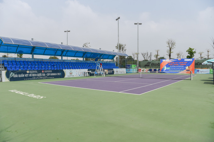 Cụm sân quần vợt ngoài trời gồm 6 sân được thiết kế nối liên hoàn với sức chứa tử 200 – 400 ghế.