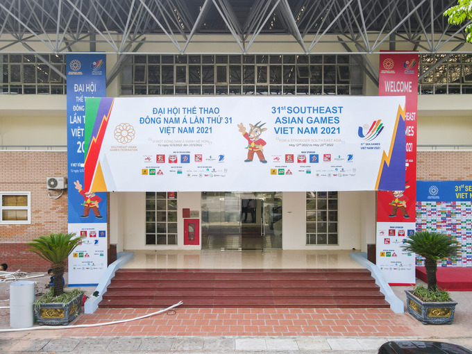 Pano, áp phích tuyên truyền về ngày hội thể thao lớn nhất Đông Nam Á được treo dọc lối đi vào nhà thi đấu.