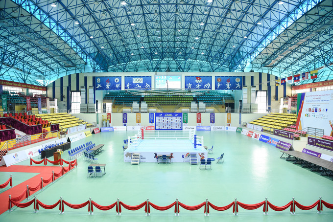 Bên trong nhà thi đấu đa năng tỉnh Bắc Ninh được thiết kế hiện đại với sức chứa trên 2.500 chỗ ngồi, phục vụ khán giả đến theo dõi, cổ vũ các trận thi đấu trong khuôn khốn SEA Games 31.