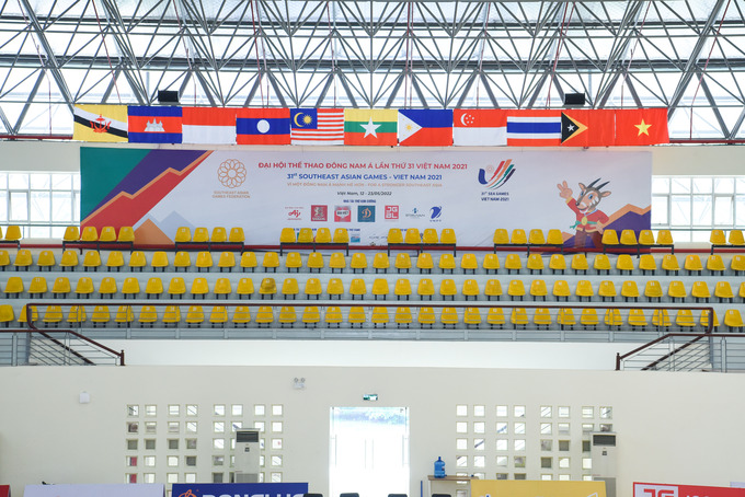 Nhà thi đấu mông Bóng ném trong nhà Trường Đại học Thể dục thể thao Bắc Ninh được trang bị hệ thống ghế quanh khán đài có sức chứa trên 1.000 khán giả.