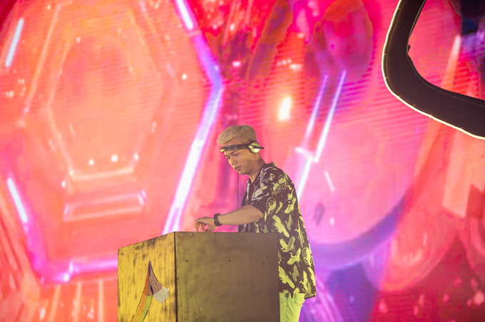 DJ Hùng Anh có mặt tại SunFest Thanh Hóa khiến các khán giả không khỏi phấn khích với dòng nhạc điện tử EDM. Ảnh Sun Group