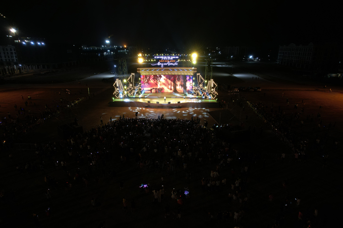 Đêm diễn SunFest Thanh Hóa với chủ đề nhạc trẻ và EDM diễn ra tại sân khấu Quảng trường biển Sầm Sơn. Ảnh Sun Group