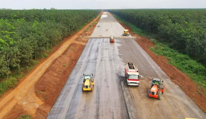 Sau 19 tháng thi công, đoạn đầu kết nối với cao tốc Dầu Giây - TP.HCM thuộc huyện Thống Nhất (Đồng Nai) dần hiện rõ trục đường