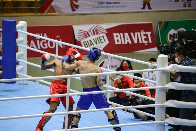 Cận cảnh một đòn chân của võ sĩ Quang Huy tung vào mặt của đối thủ.