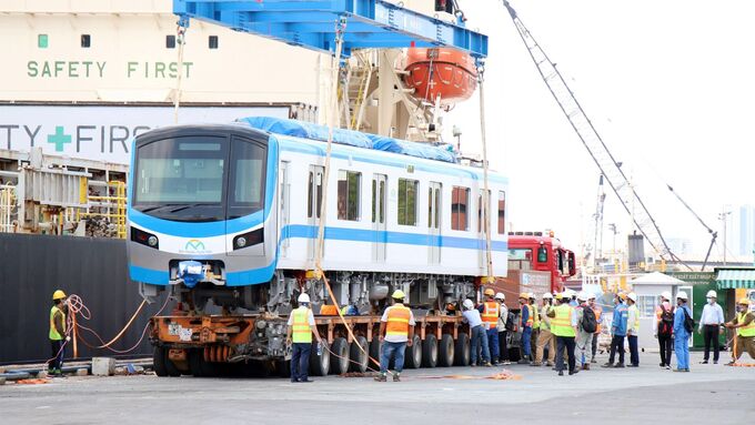 Một đoàn tàu của tuyến metro số 1 được hạ tải xuống cảng Khánh Hội