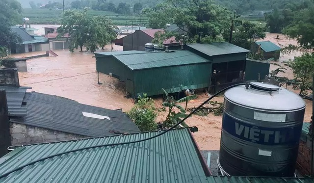 Tại huyện Cao Lộc ghi nhận có 4 ngôi nhà bị sập, tại các xã: Bảo Lâm, Tân Thành và nhiều tuyến đường giao thông bị ngập cục bộ và sạt lở đất
