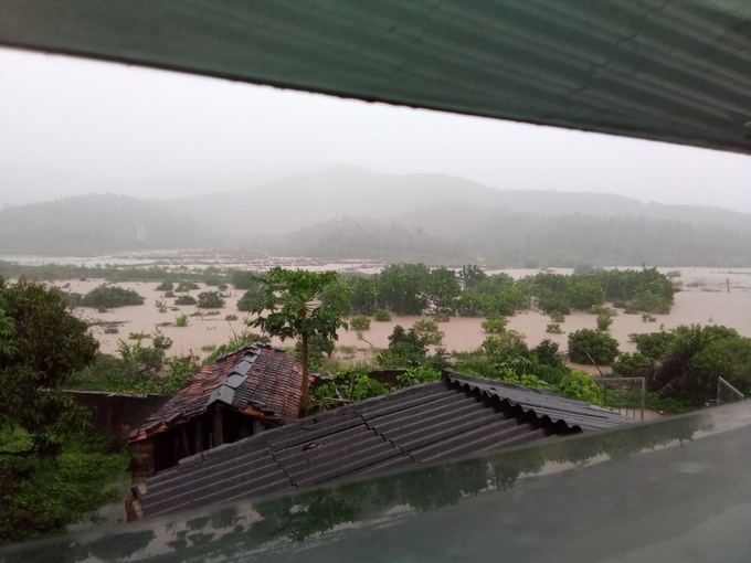 Nhiều tuyến đường tại một số thôn xã Cấm Sơn, Tân Sơn, Phong Vân, Sa Lý bị nhấn chìm và chia cắt do các sông, suối lên cao