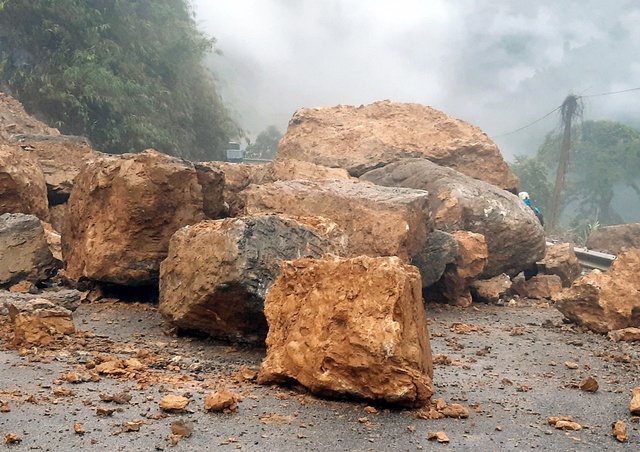 Đoạn qua đèo Áng Toòng có hàng chục khối đá lớn sạt từ taluy dương vùi lấp toàn bộ mặt đường