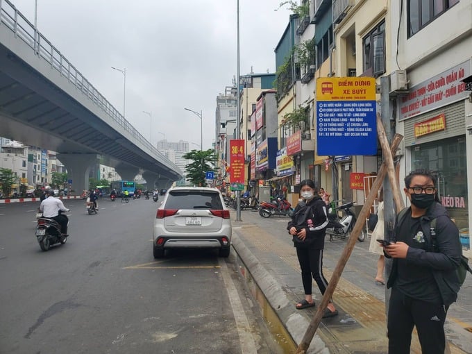 Một cọc báo tuyến xe buýt được người dân phản ánh chưa hợp lý trên đường Minh Khai