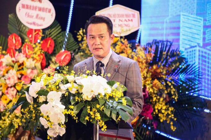 Chủ tịch hội doanh nhân trẻ Việt Nam Đặng Hồng Anh chia sẻ tại hội nghị.