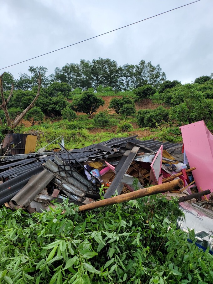 Nhiều nhà cửa bị hư hỏng, đổ sập do mưa lũ lớn gây ra.