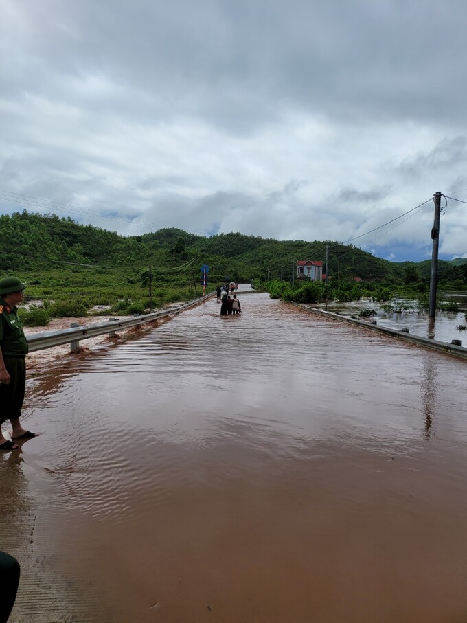 Nước chảy siết làm nhiều tuyến đường huyết mạch của huyện, liên xã ở Lục Ngạn bị tê liệt do mưa lũ lớn ở Lạng Sơn đổ về.