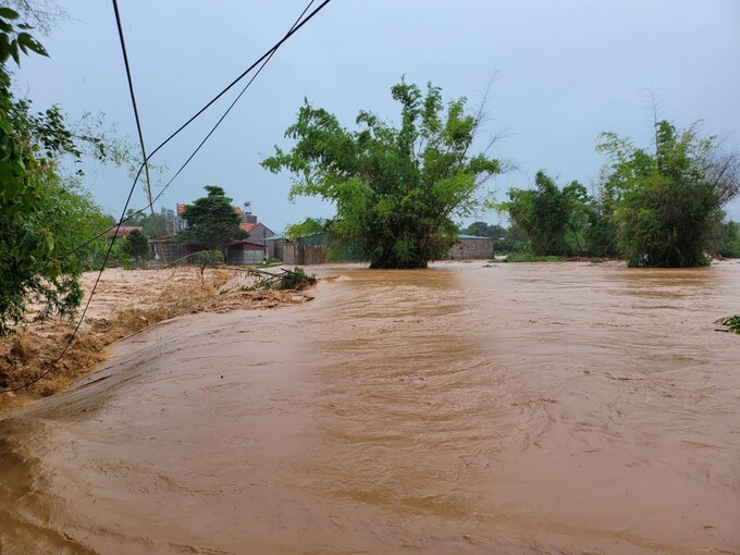 Theo UBND huyện Lục Ngạn, tính đến sáng ngày 11/5, trên địa bàn huyện xảy ra mưa lớn làm sập 2 nhà tại xã Phong Vân; gãy đổ 3 cột điện hạ thế tại xã Câm Sơn; lực lượng chức năng phải di dời 50 hộ dân sinh sống bị ngập lụt đến nơi an toàn.