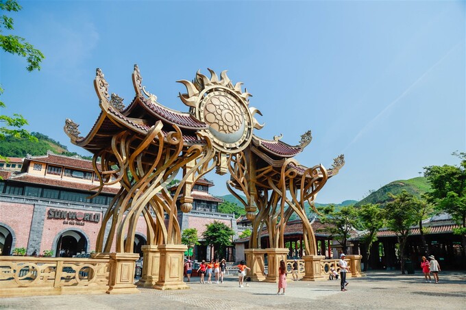 Cánh cổng thời gian là một kiến trúc gợi nhớ đến sự giao hòa của các nền văn minh với biểu tượng Đồng hồ Vàng trên đỉnh