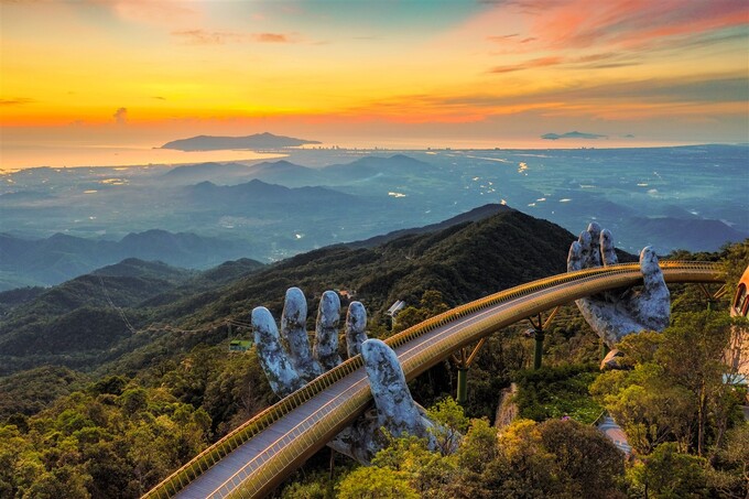 Cầu Vàng – cây cầu giờ đã trở thành một biểu tượng du lịch mới của Đà Nẵng