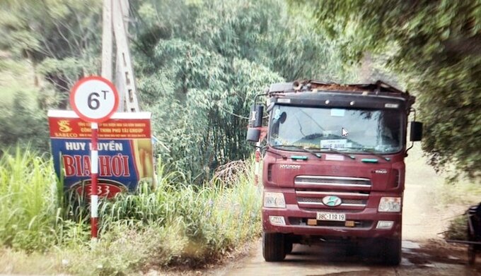 Xe tải trọng lớn 20-30 tấn gắn'Logo Huệ Anh' tung hoành khắp tuyến đường thuộc huyện Lập Thạch gây bức xúc trong nhân dân