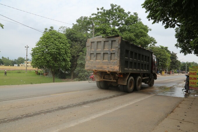 Xe tải trọng lớn gắn 'Logo PTO' trở đất rơi vương vãi khắp tuyến đường khiến người dân bức xúc. Ảnh ghi nhận tại TT Hợp Hòa, Tam Dương