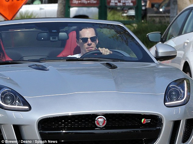 Benedict Cumberbatch lái Jaguar F-type. Ảnh Splash News