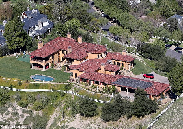 Ngôi nhà của Benedict Cumberbatch tại Hidden Hills, California. Ảnh Splash News