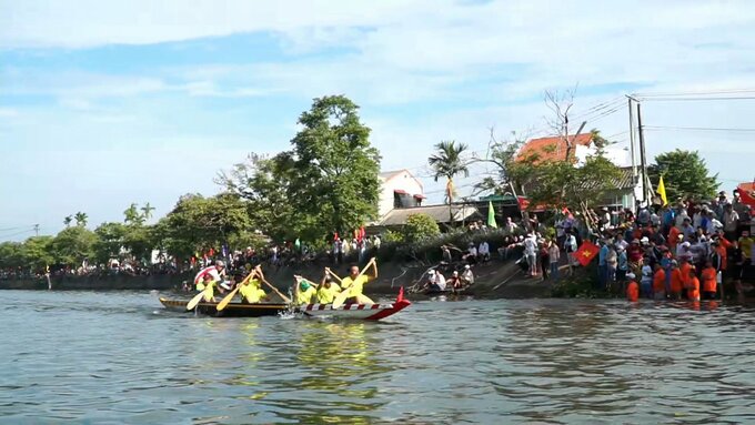 Giải đua thuyền thu hút đông đảo người dân đến theo dõi. Ảnh: Công Thanh