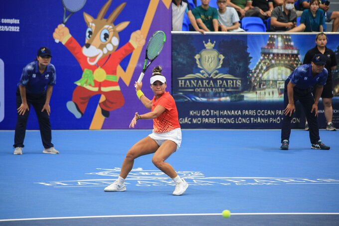 Tay vợt Savanna Vân Nguyễn đã nhập cuộc đầy tự tin khi làm chủ hoàn toàn thế trận trên sân đấu khiến cho đối thủ nhanh chóng bị xuống sức.