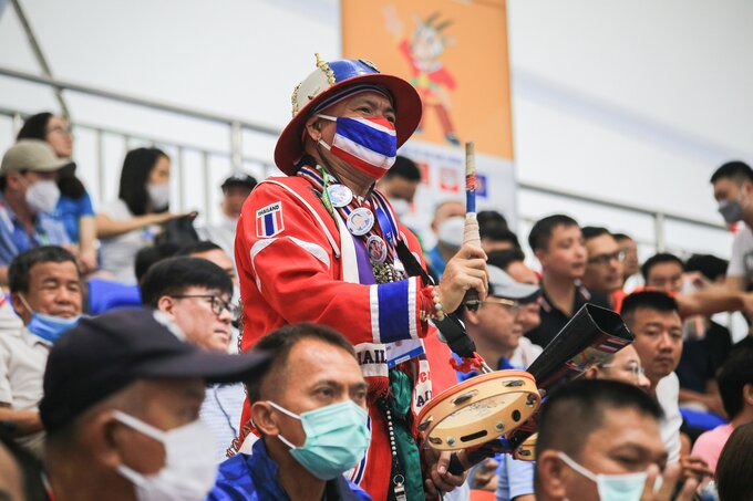 Cũng có rất đông cổ động viên đến từ Thái Lan đã sang Việt Nam dự SEA Games 31 để cổ vũ cho vận động đội nhà.