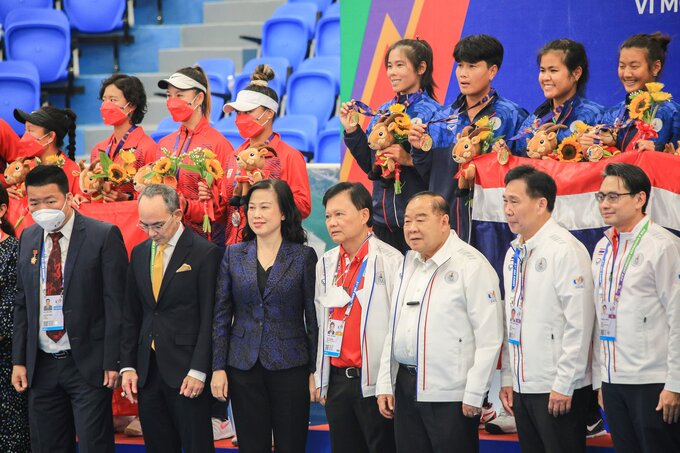Lãnh đạo tỉnh Bắc Ninh cũng tới dự, tặng hoa, linh vật Sao La chúc mừng 2 đội tuyển .
