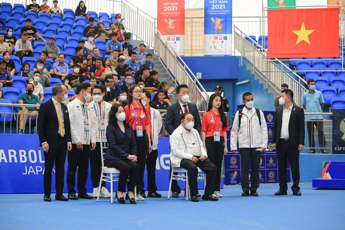 Phó Thủ tướng Thái Lan đã ghé thăm sân quần vợt Hanaka (Bắc Ninh) để chúc mừng đội tuyển nữ vừa giành được chiến thắng kịch tính trước đội chủ nhà Việt Nam.