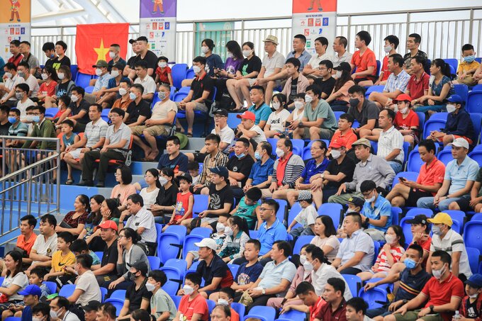 Khoảng gần 500 khán giả tại TP Từ Sơn (Bắc Ninh) và đông đảo người hâm mộ môn thể thao quần vợt đã đến nhà thi đấu để cổ vũ, tiếp sức cho đội chủ nhà Việt Nam.