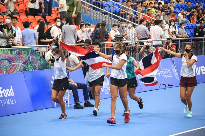 Các tay vợt của Thái Lan ăn mừng tấm HCV quần vợt SEA Games 31 ở nội dung đồng đội nữ.