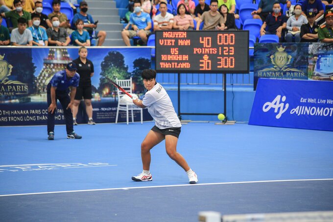 Chung cuộc, tay vợt Việt Nam Chanelle Vân Nguyễn thua sát nút Kumkhum Luksika với tỷ số 1-2.