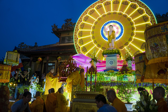 Những hình ảnh rước kim thân Đức Phật từ chùa Diệu Đế lên chùa Lễ đài chính chùaTừ Đàm.