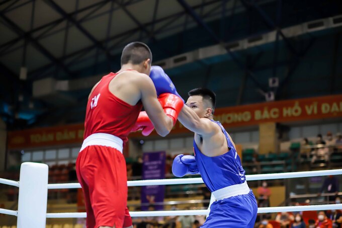 Ở trận thi đấu còn lại, võ sĩ Bùi Phước Tùng (xanh) của đoàn thể thao Việt Nam đã đụng độ với đại diện đến từ Thái Lan Peerapat Yeasungoen ở hạng cân 75kg nam.