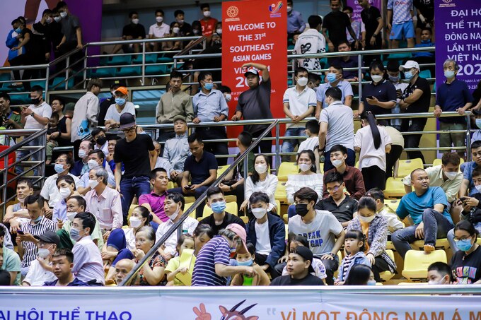 Rất đông người hâm mô đã đến nhà thi đấu để cổ vũ cho các vận động viên đoàn thể thao Việt Nam tranh tài môn Boxing.