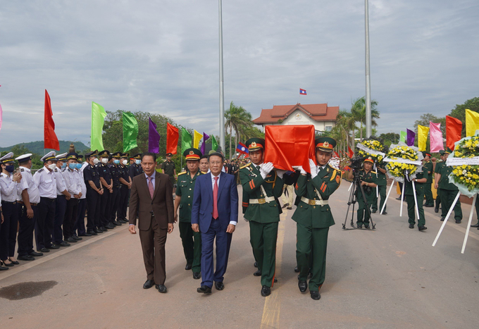 Đón nhận hài cốt liệt sỹ là quân tình nguyện và chuyên gia Việt Nam hy sinh tại Lào về quê hương