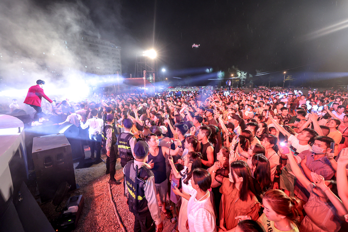 Sân khấu ngoài trời tại Quảng trường biển Sầm Sơn xóa bỏ khoảng cách giữa nghệ sỹ và khán giả