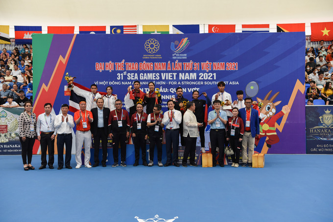 Bộ trưởng Bộ Thanh niên và Thể thao Indonesia Zainudin Amali cùng các đồng chí lãnh đạo tỉnh Bắc Ninh và các đại biểu chúc mừng các vận động viên đoạt huy chương nội dung đôi nam nữ.